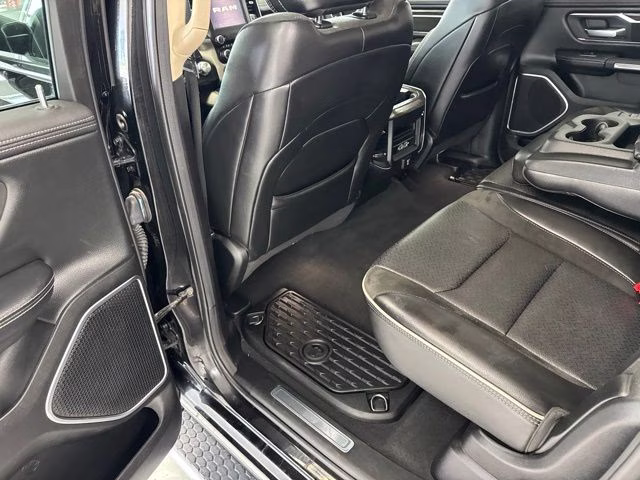 2019 Diamond Black Crystal Pearlcoat Ram 1500 Laramie 4X4 Truck