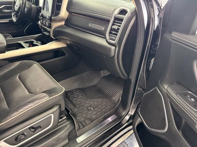 2019 Diamond Black Crystal Pearlcoat Ram 1500 Laramie 4X4 Truck