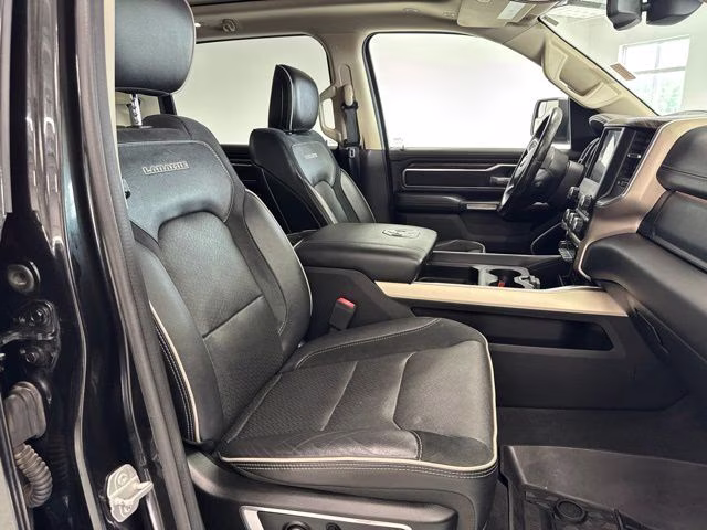 2019 Diamond Black Crystal Pearlcoat Ram 1500 Laramie 4X4 Truck