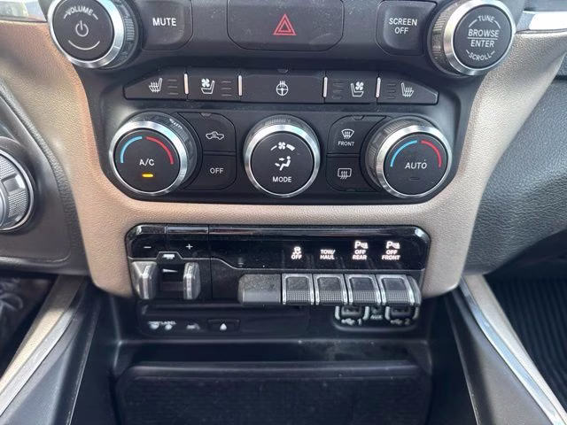 2019 Diamond Black Crystal Pearlcoat Ram 1500 Laramie 4X4 Truck