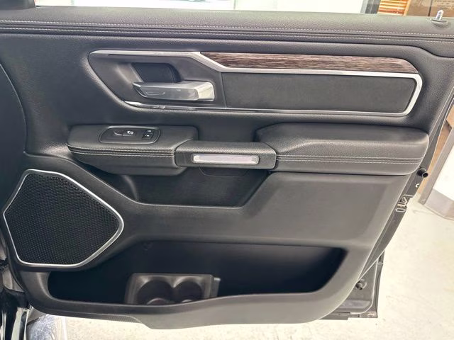 2019 Diamond Black Crystal Pearlcoat Ram 1500 Laramie 4X4 Truck