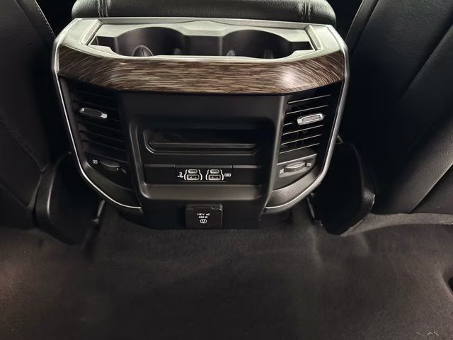 2019 Diamond Black Crystal Pearlcoat Ram 1500 Laramie 4X4 Truck