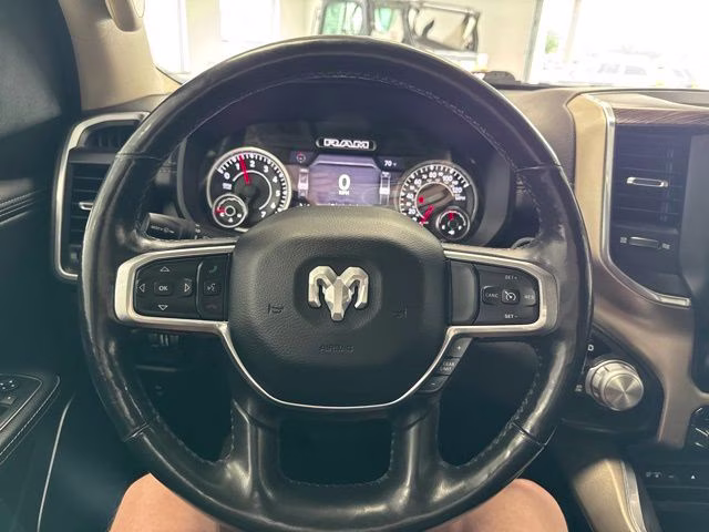 2019 Diamond Black Crystal Pearlcoat Ram 1500 Laramie 4X4 Truck