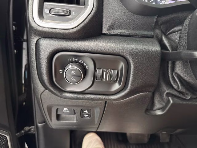 2019 Diamond Black Crystal Pearlcoat Ram 1500 Laramie 4X4 Truck