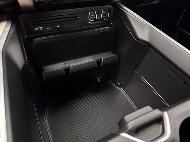 2019 Diamond Black Crystal Pearlcoat Ram 1500 Laramie 4X4 Truck