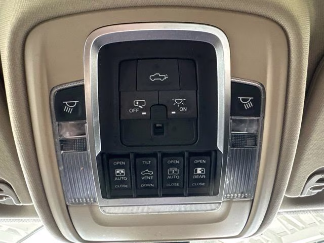 2019 Diamond Black Crystal Pearlcoat Ram 1500 Laramie 4X4 Truck