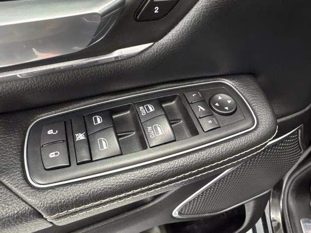 2019 Diamond Black Crystal Pearlcoat Ram 1500 Laramie 4X4 Truck