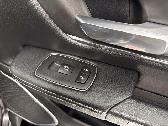 2019 Diamond Black Crystal Pearlcoat Ram 1500 Laramie 4X4 Truck