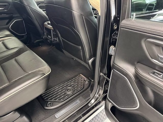 2019 Diamond Black Crystal Pearlcoat Ram 1500 Laramie 4X4 Truck