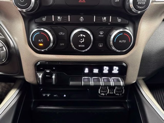 2019 Diamond Black Crystal Pearlcoat Ram 1500 Laramie 4X4 Truck