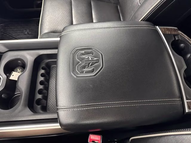 2019 Diamond Black Crystal Pearlcoat Ram 1500 Laramie 4X4 Truck