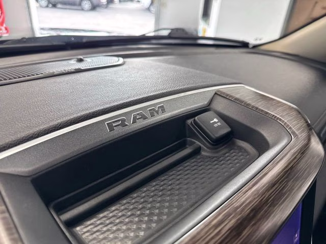 2019 Diamond Black Crystal Pearlcoat Ram 1500 Laramie 4X4 Truck