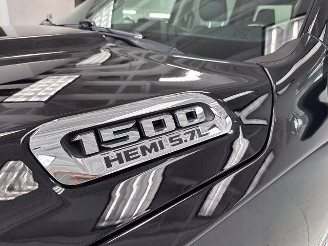 2019 Diamond Black Crystal Pearlcoat Ram 1500 Laramie 4X4 Truck