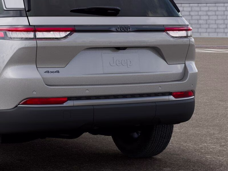 2026 Silver Zynith Jeep Grand Cherokee Grand Cherokee Laredo Altitude 4x4 SUV