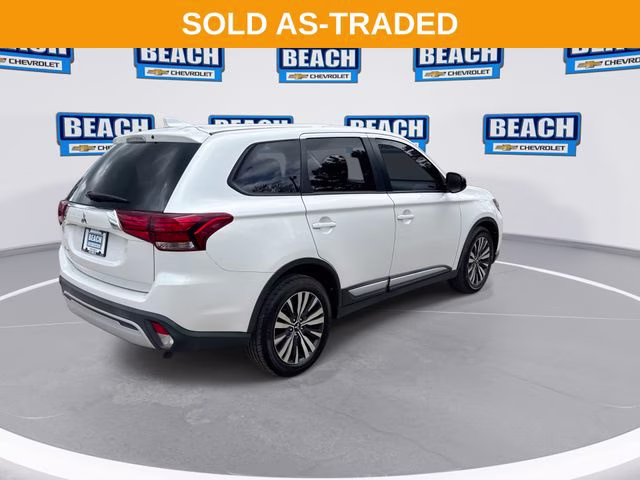 2020 Pearl White Mitsubishi Outlander ES FWD SUV