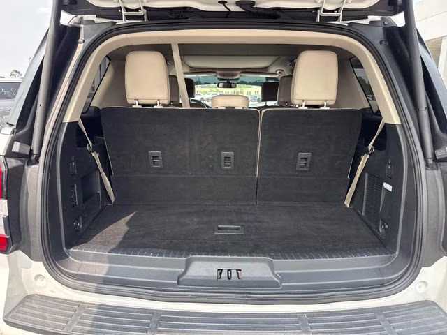 2022 White Metallic Ford Expedition XLT RWD SUV