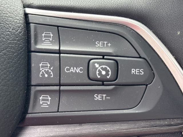 2024 Diamond Black Crystal Pearlcoat Jeep Grand Cherokee Limited RWD SUV
