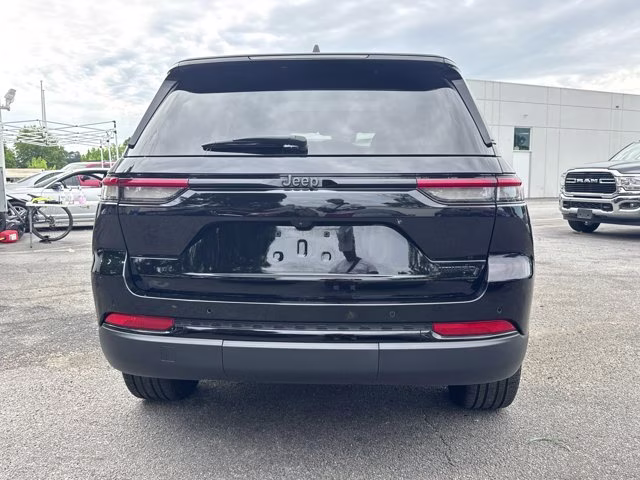 2024 Diamond Black Crystal Pearlcoat Jeep Grand Cherokee Limited RWD SUV