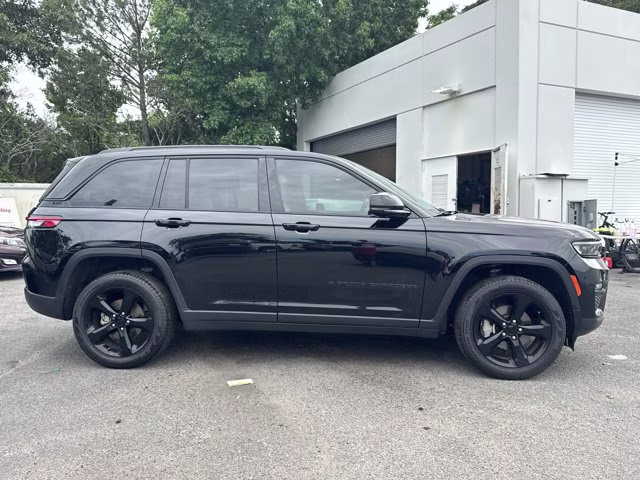 2024 Diamond Black Crystal Pearlcoat Jeep Grand Cherokee Limited RWD SUV