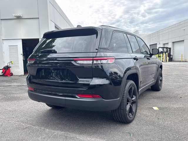 2024 Diamond Black Crystal Pearlcoat Jeep Grand Cherokee Limited RWD SUV