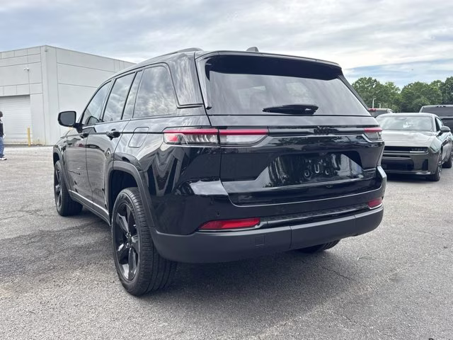 2024 Diamond Black Crystal Pearlcoat Jeep Grand Cherokee Limited RWD SUV