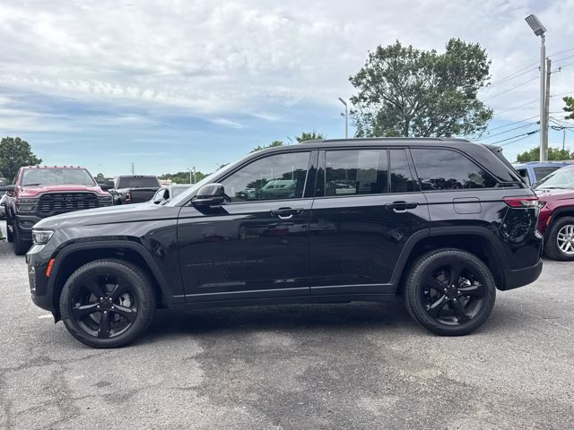 2024 Diamond Black Crystal Pearlcoat Jeep Grand Cherokee Limited RWD SUV