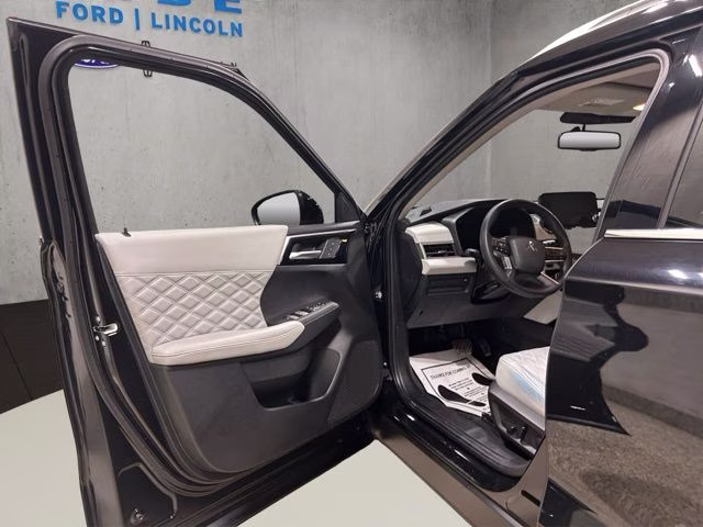2023 Labrador Black Pearl Mitsubishi Outlander SEL AWD SUV