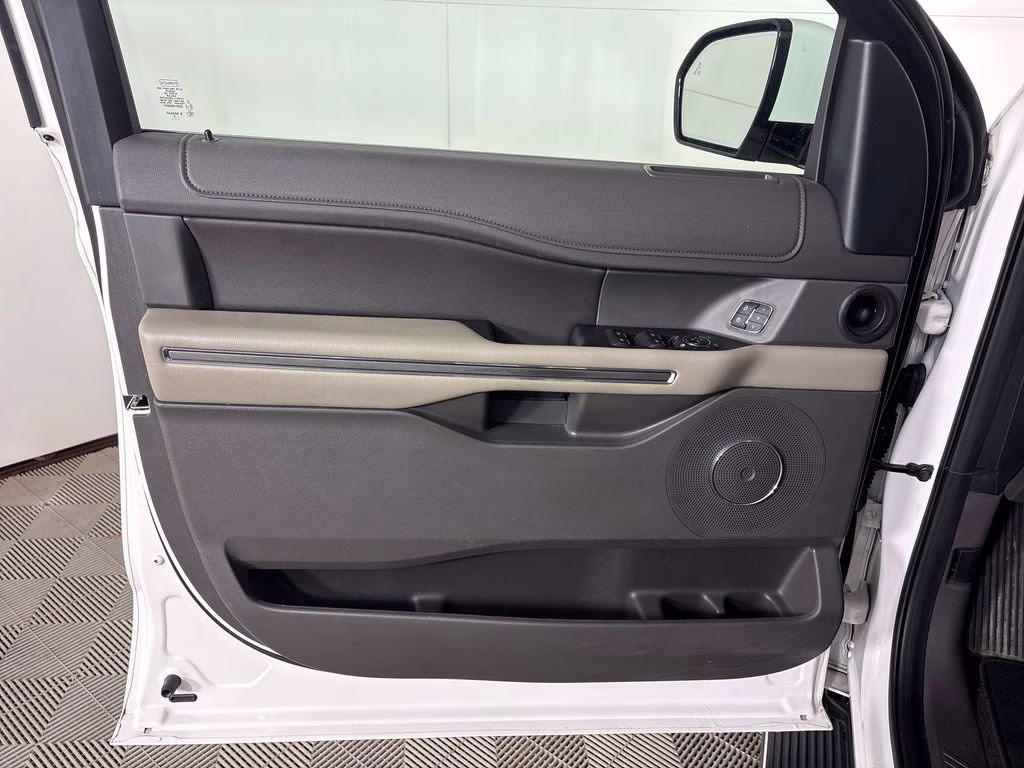 2019 White Platinum Clearcoat Metallic Ford Expedition XLT 4X4 SUV