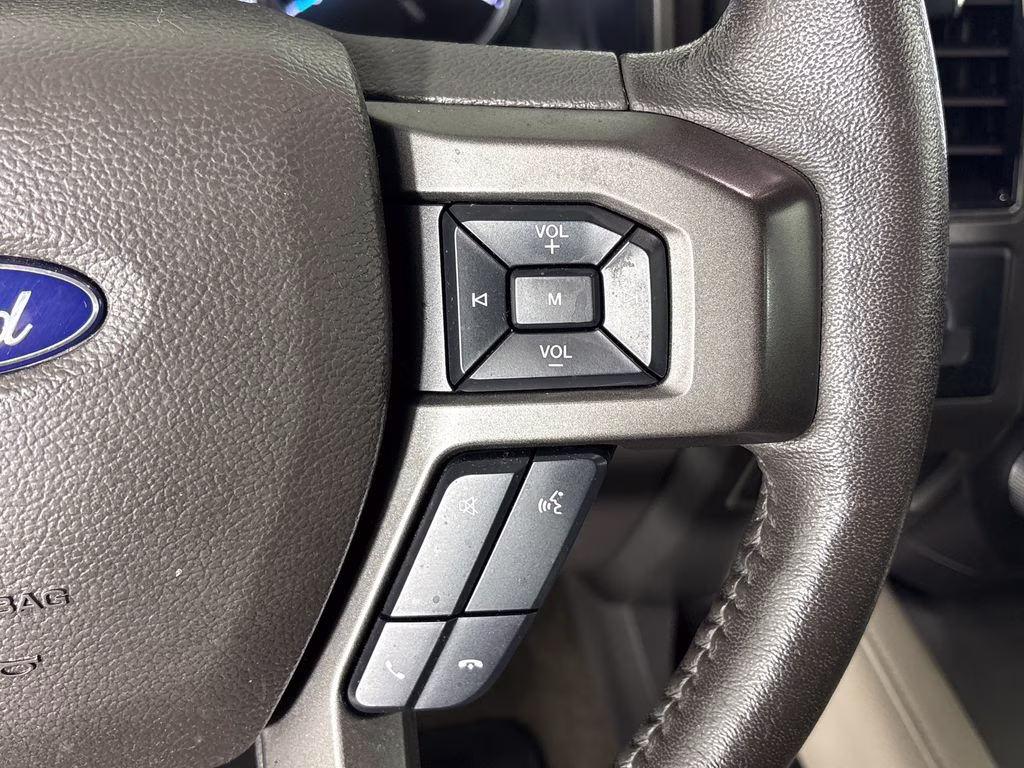 2019 White Platinum Clearcoat Metallic Ford Expedition XLT 4X4 SUV