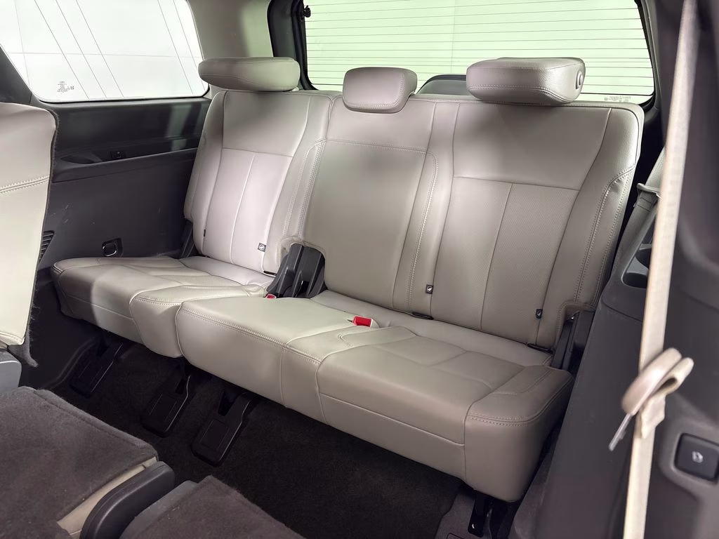 2019 White Platinum Clearcoat Metallic Ford Expedition XLT 4X4 SUV