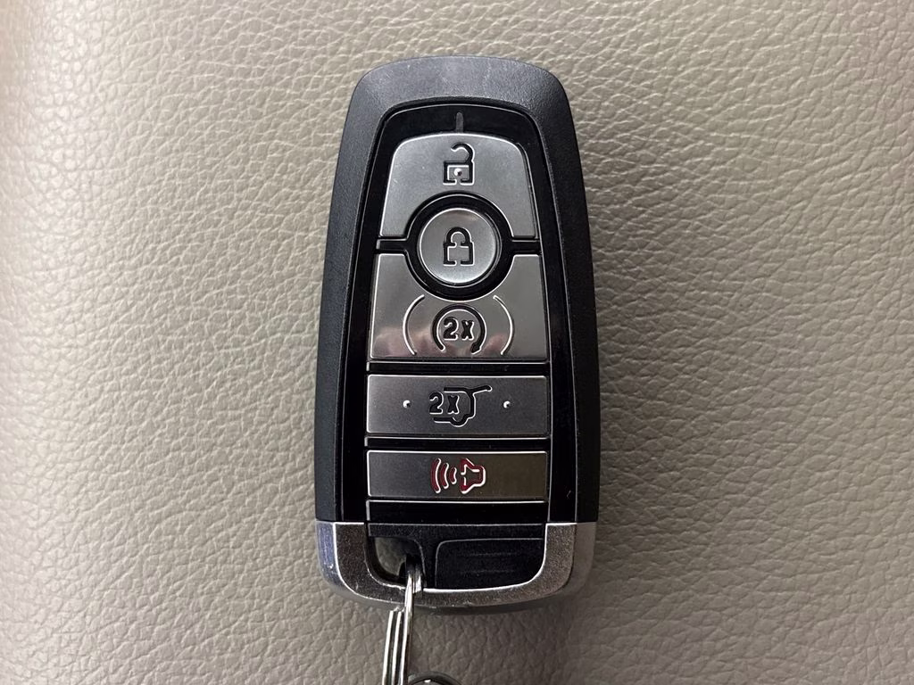 2019 White Platinum Clearcoat Metallic Ford Expedition XLT 4X4 SUV
