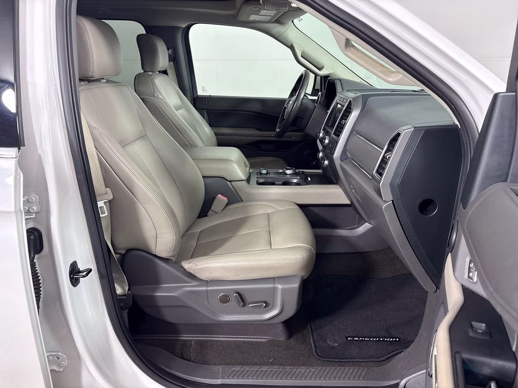 2019 White Platinum Clearcoat Metallic Ford Expedition XLT 4X4 SUV