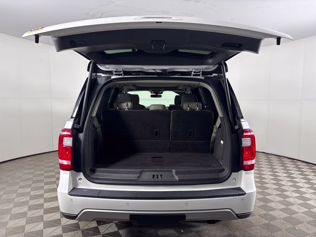 2019 White Platinum Clearcoat Metallic Ford Expedition XLT 4X4 SUV