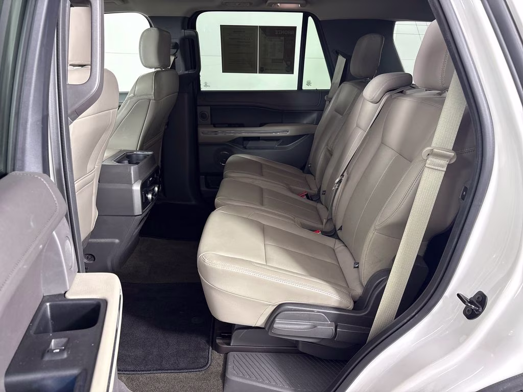 2019 White Platinum Clearcoat Metallic Ford Expedition XLT 4X4 SUV