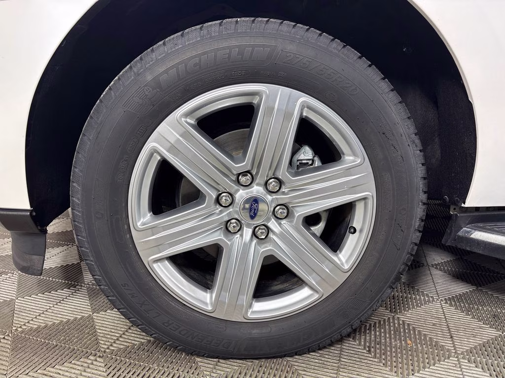 2019 White Platinum Clearcoat Metallic Ford Expedition XLT 4X4 SUV
