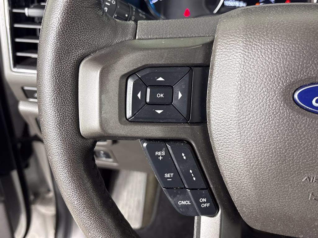 2019 White Platinum Clearcoat Metallic Ford Expedition XLT 4X4 SUV