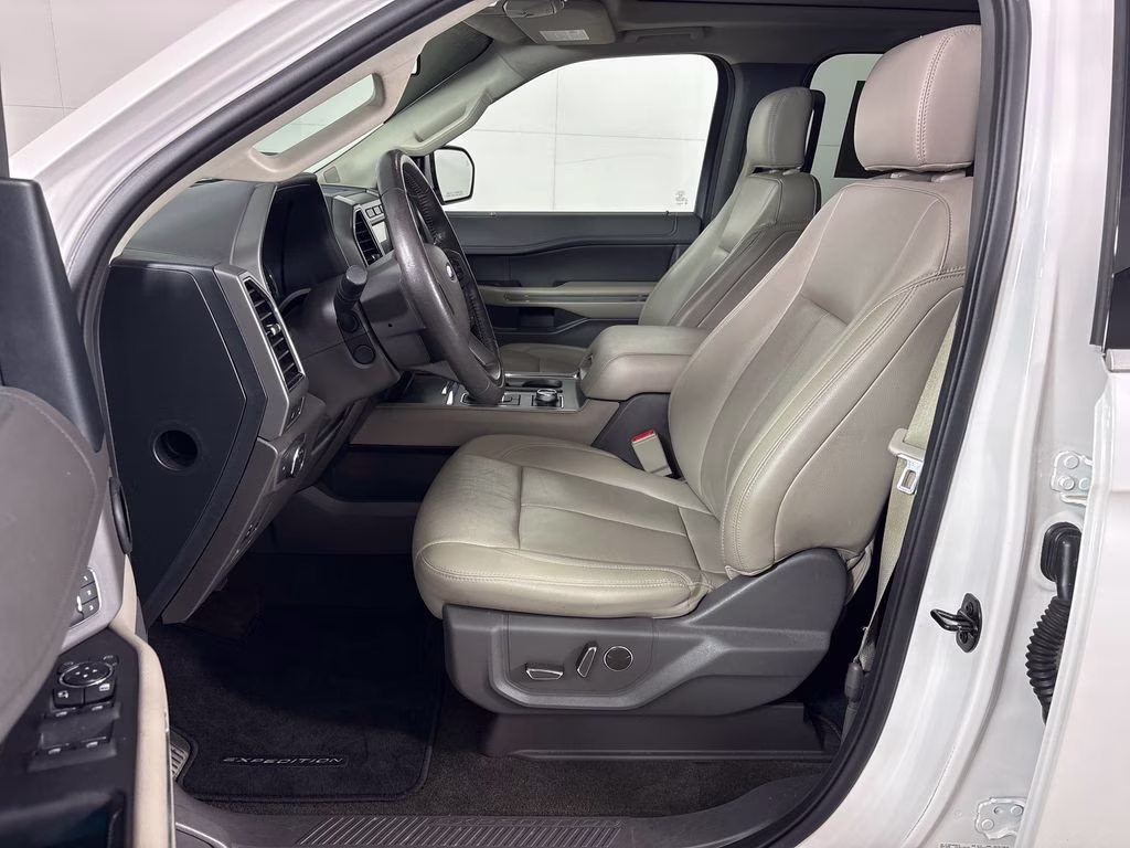 2019 White Platinum Clearcoat Metallic Ford Expedition XLT 4X4 SUV