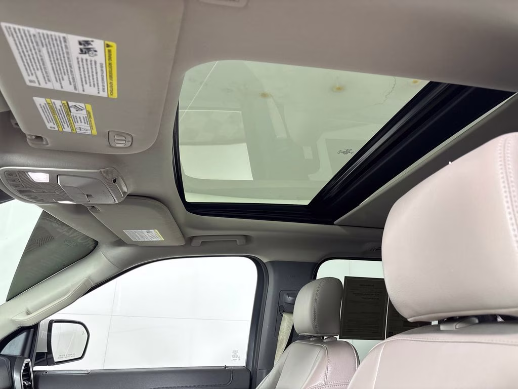 2019 White Platinum Clearcoat Metallic Ford Expedition XLT 4X4 SUV