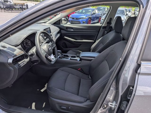 2024 Gun Metallic Nissan Altima 2.5 SV FWD Sedan