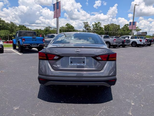 2024 Gun Metallic Nissan Altima 2.5 SV FWD Sedan