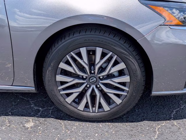 2024 Gun Metallic Nissan Altima 2.5 SV FWD Sedan