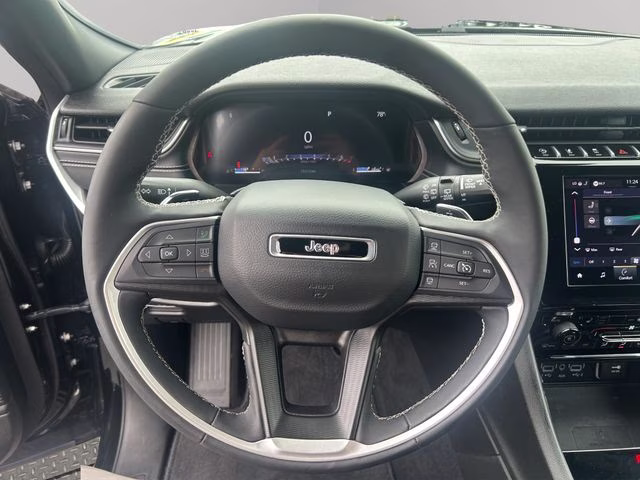 2024 Diamond Black Crystal Pearlcoat Jeep Grand Cherokee L Altitude 4X4 SUV