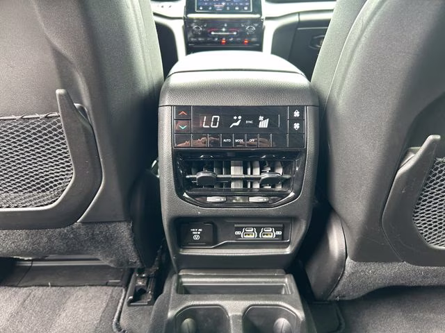 2024 Diamond Black Crystal Pearlcoat Jeep Grand Cherokee L Altitude 4X4 SUV