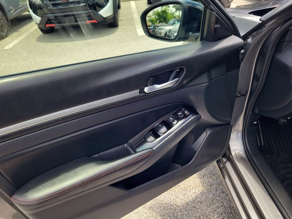 2024 Gun Metallic Nissan Altima 2.5 SR FWD Sedan