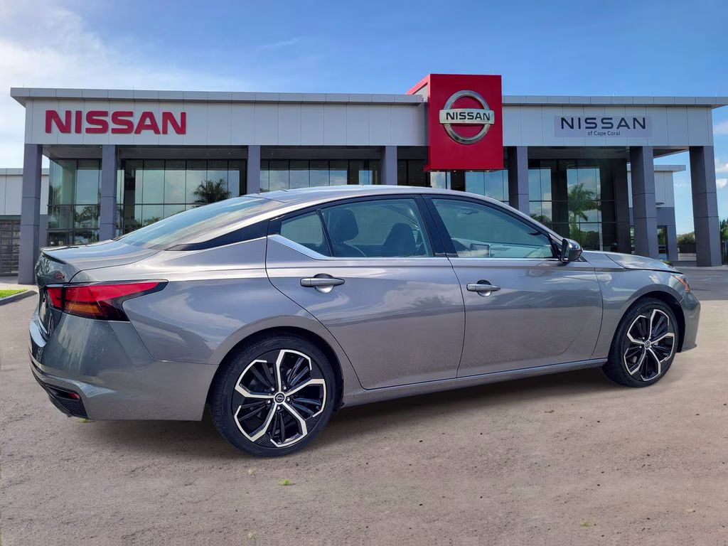 2024 Gun Metallic Nissan Altima 2.5 SR FWD Sedan