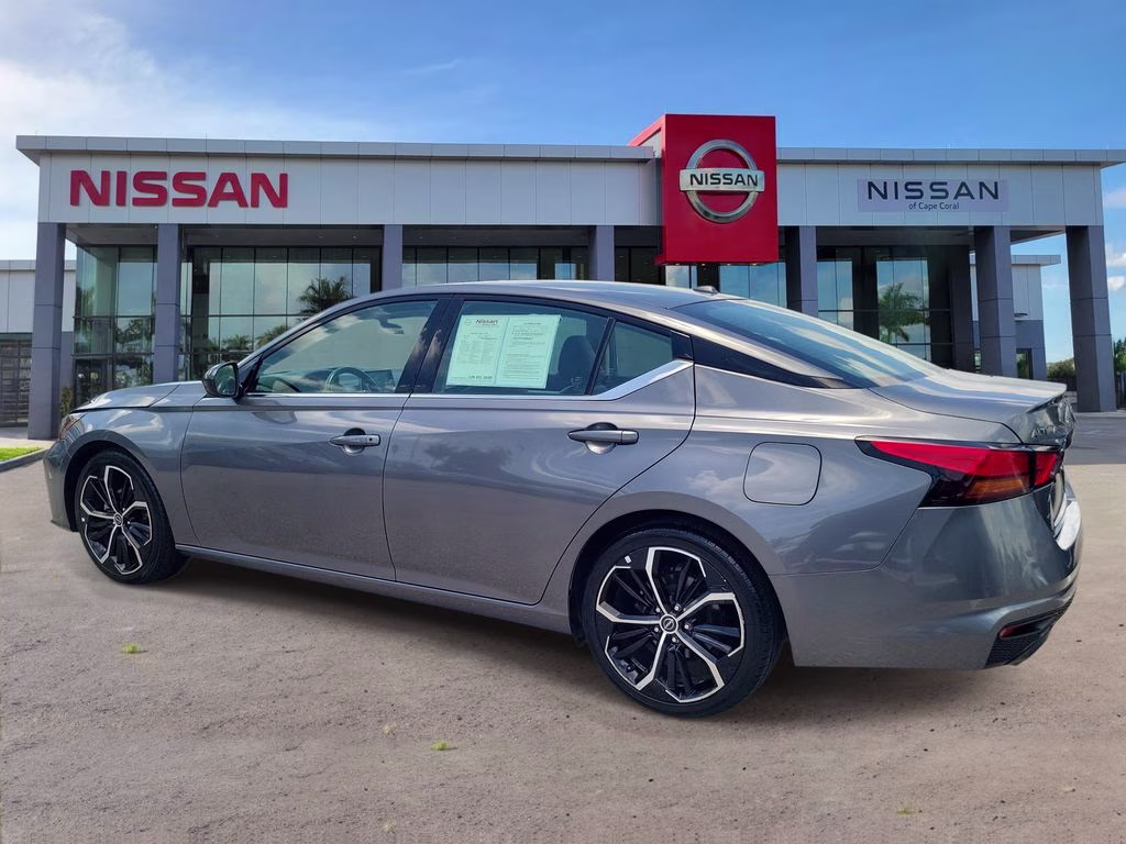 2024 Gun Metallic Nissan Altima 2.5 SR FWD Sedan