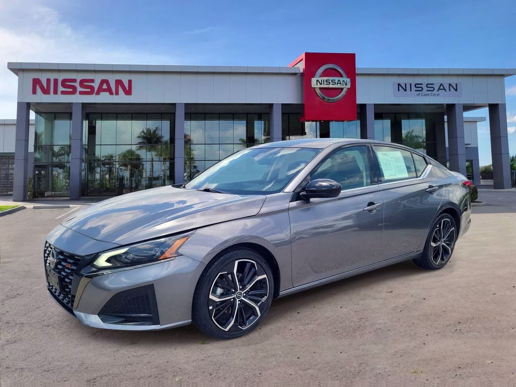 2024 Gun Metallic Nissan Altima 2.5 SR FWD Sedan
