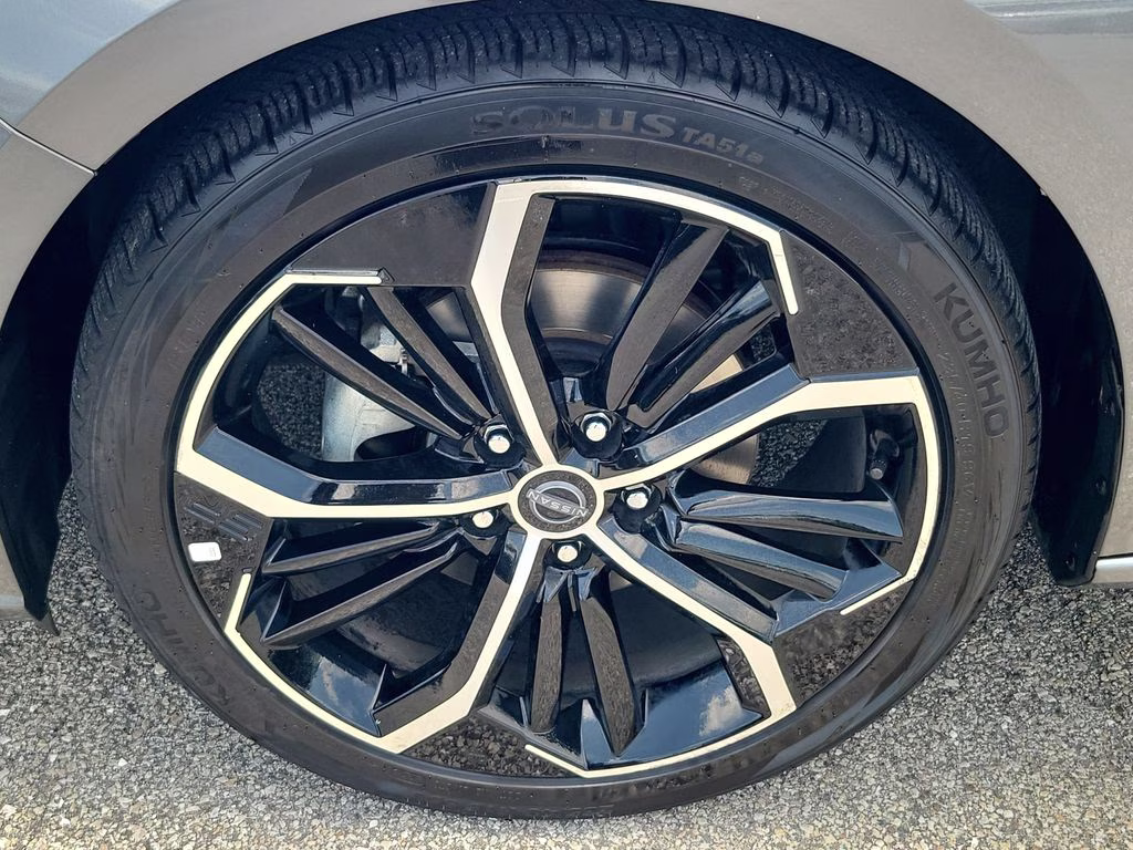 2024 Gun Metallic Nissan Altima 2.5 SR FWD Sedan