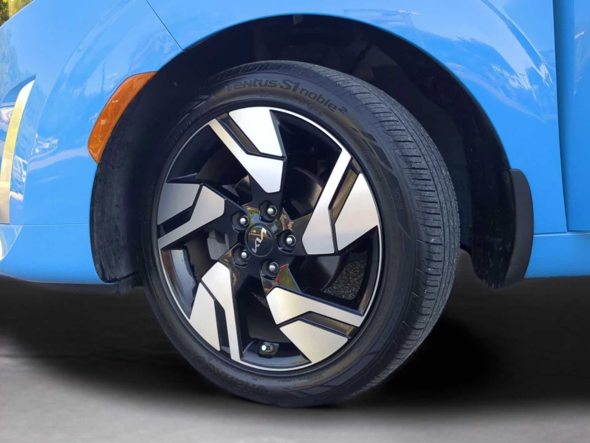2024 Surf Blue W/Black Roof Kia Soul GT-Line FWD Hatchback