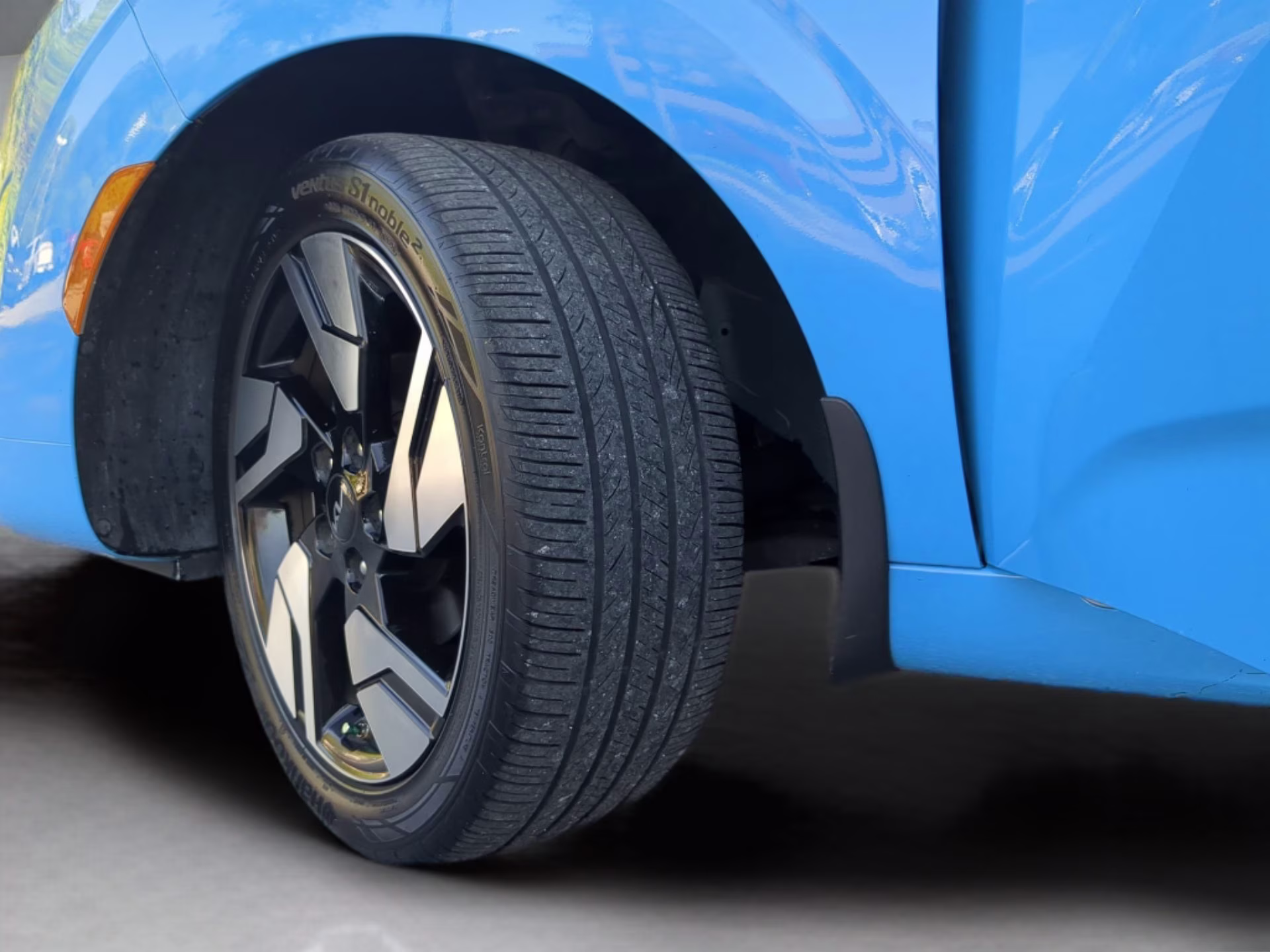 2024 Surf Blue W/Black Roof Kia Soul GT-Line FWD Hatchback